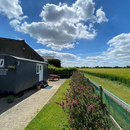 Shepherd'S Hut At Puttocks Farm Villa Great Dunmow Exterior photo