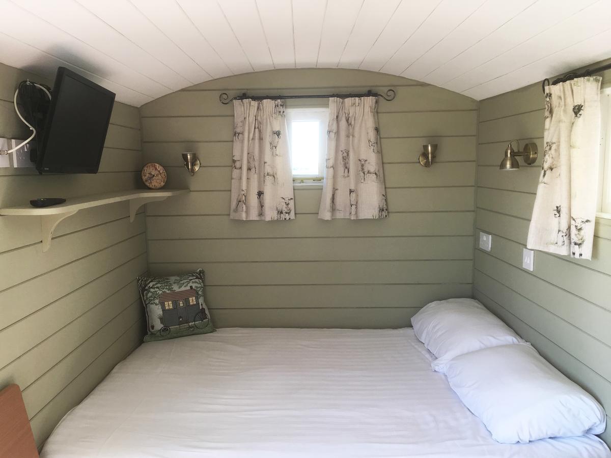 Shepherd'S Hut At Puttocks Farm Villa Great Dunmow Exterior photo